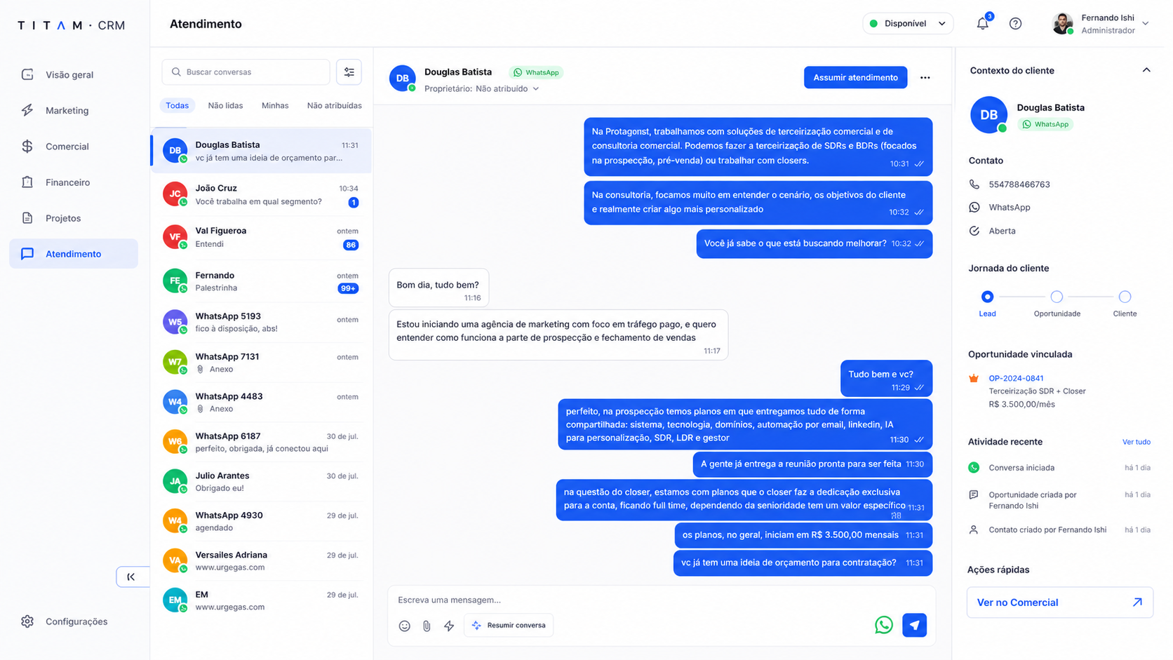 Interface de atendimento do TITAM CRM com conversas e histórico do cliente